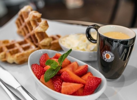 Pravé belgické waffle Liege s vanilkovým krémom, čerstvými jahodami a poctivou šľahačkou + nápoj.