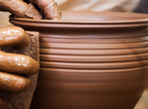 Kurz keramiky pre dospelých pod vedením skúsenej lektorky. Naučíte sa používať hrnčiarsky kruh a ďalšie techniky.