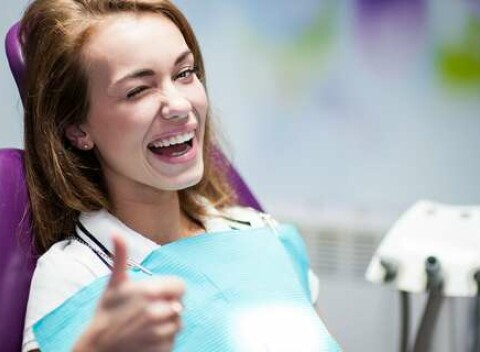 Expresné alebo kompletné laserové bielenie zubov s certifikovaným gélom bez peroxidu