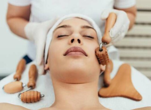 Maderoterapia tváre na vypnutie pokožky, odstránenie tuku a tvorbu kolagénu
