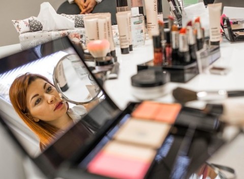 Kurzy vizážistiky aj s certifikátom o absolvovaní pre všetky vekové kategórie .