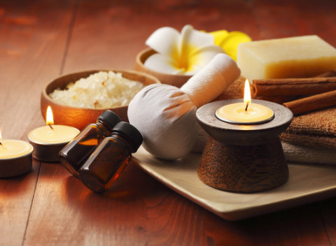 Romantická masáž pre dvoch, na výber aj aromaterapeutická či medová masáž pre jednu osobu.