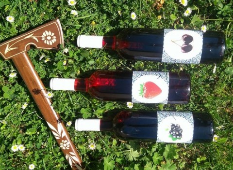 Špeciálna edícia 3 ovocných slovenských vín - ríbezľové, jahodové a višňové víno.