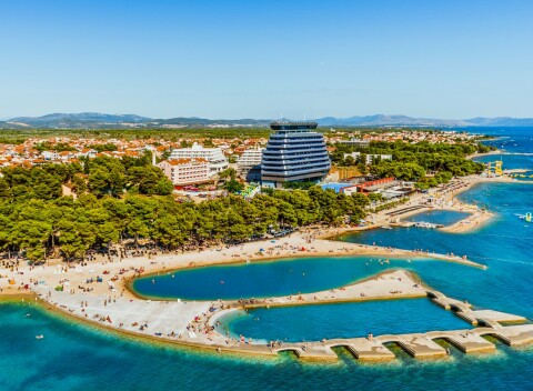 Vodice len 30 m od pláže v apartmáne v Matilde Beach Resorte *** s polpenziou formou bufetu a bazénmi