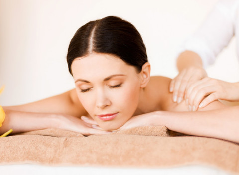 Balík celotelovej wellness masáže s omamnou vôňou aromaterapeutických olejov.