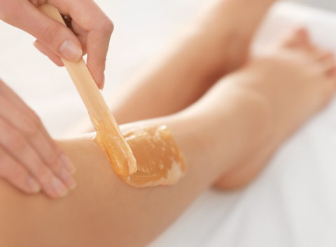 Tradičná a účinná epilácia voskom vybranej partie tela – aj pre pánov.