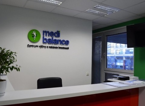 Anticelulitídna masáž so zoštíhľujúcim zábalom a rozjasňujúcim peelingom, leto bez pomarančovej kože.