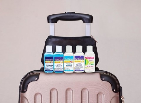 Cestovateľský kozmetický balíček do lietadla. Praktické balenie pre starostlivosť o celé telo.