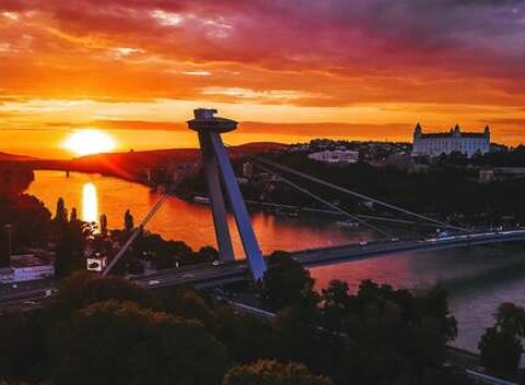 Vstupy na vyhliadkovú vežu UFO so zámkom lásky či miešaným drinkom
