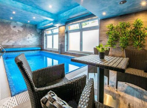 Silvestrovský pobyt v Penzióne Centrál v Oščadnici s wellness, polpenziou a zľavou na denné a večerné lyžovanie