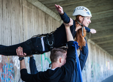 Kyvadlový zoskok z mosta Lafranconi, 20 m vysoká hojdačka nad Dunajom. Zapožičanie kompletnej výstroje.
