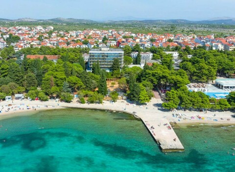 Chorvátsko: Vodice len 150 m od pláže vo Vile Imperial s polpenziou, bazénmi a fitness centrom + program