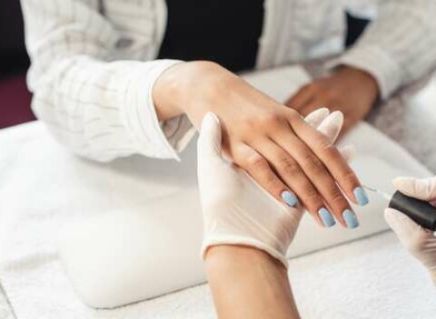 Modelácia nechtov na rukách alebo nohách či suchá pedikúra v Pravda Art Štúdiu