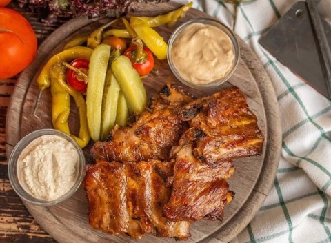 Koleno, rebrá alebo krídla - grilované špeciality v Classic pub restaurant.