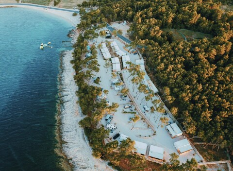 Chorvátsko: Brač 30 m od mora v Boutique Campingu Bunja až pre 6 osôb s klimatizáciou + súkromná pláž a bazén