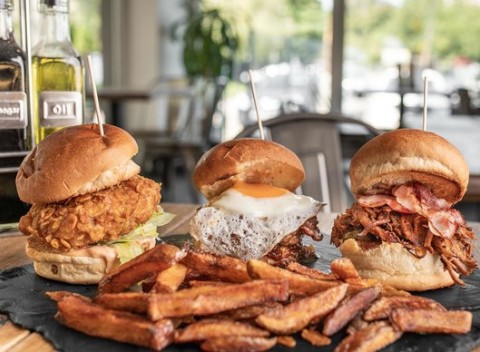 Najskvelejší moment dňa! Šťavnaté a naložené mini slider burgery v Estévéčke.