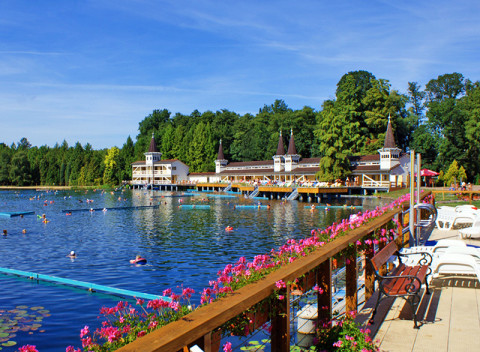 Unikátne jazero Hévíz na jeseň aj v zime v príjemnom apartmáne neďaleko termálov s raňajkami.