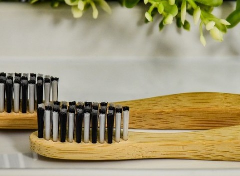 Ekologické kefky na zuby z bambusu a z jemnými štetinami, v rôznych štýlových farbách.