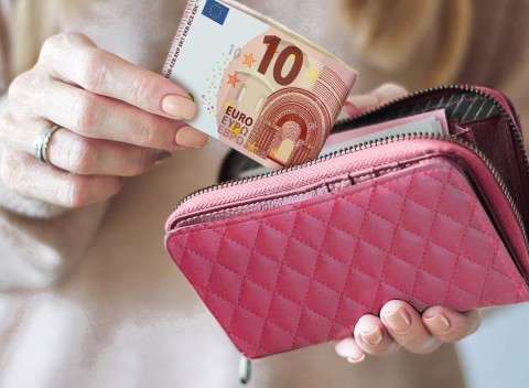 Dámska peňaženka na zips v 3 štýlových farbách - povinný doplnok do každej kabelky.