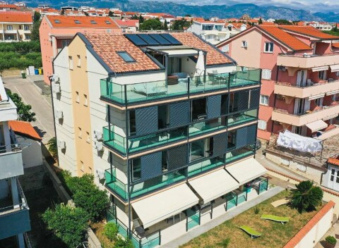 Ostrov Pag: Novalja len 70 m od mora v apartmáne v Kristal Paris Pool House **** s vonkajším bazénom + gril