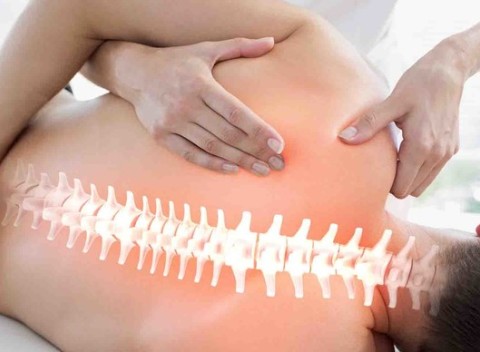 Vstupné vyšetrenie pohybového aparátu u fyzioterapeuta s 20-ročnými skúsenosťami.