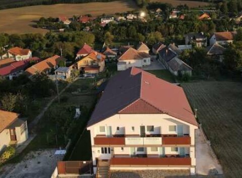 Komfortné ubytovanie pre páry aj skupiny v Rezidencii Podhájska s bazénom, iba 5 min. od termálneho liečebného komplexu