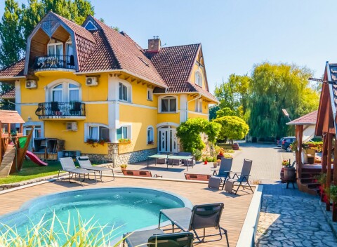 Balatonföldvár 1 km od Balatonu v Jade Panzió s raňajkami či polpenziou, vonkajším bazénom a vyžitím + gril