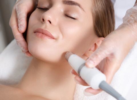 Kozmetické ošetrenia pleti francúzskou kozmetikou Payot alebo trvalá na riasy.