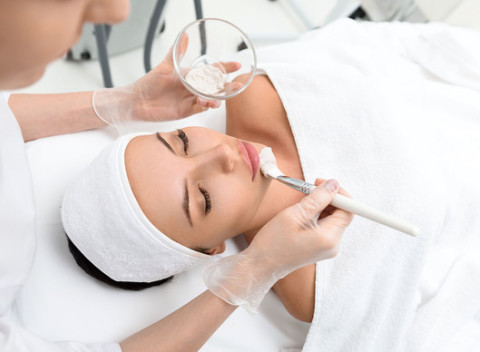 Kozmetické ošetrenia pleti francúzskou kozmetikou Payot alebo trvalá na riasy.