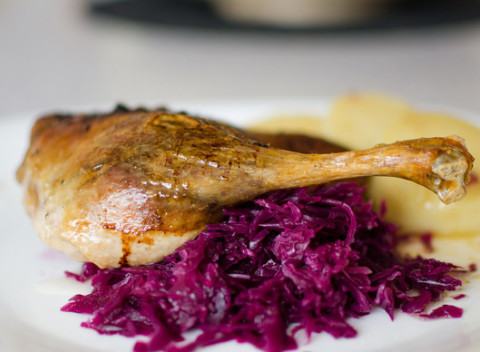 Vynechajte na chvíľu varenie a vezmite celú rodinu na kačacinku a víno pre 2 osoby.