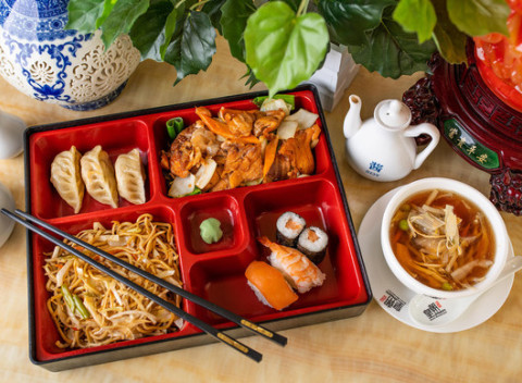 Exotické ázijské Bento boxy a polievka na výber v Dynasty Asian Restaurant.