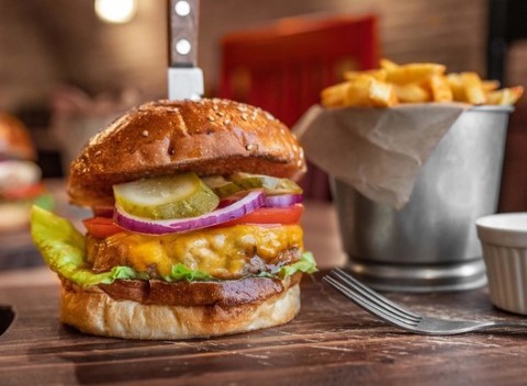 Keď burger, tak poctivý! Domáce hovädzie burgre z býka Black Angus s hranolkami.