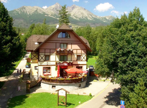 Jeseň s nádherným výhľadom na panorámu tatranských štítov z penziónu Vila Park.