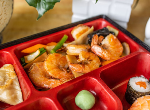 Exotické ázijské Bento boxy a polievka na výber v Dynasty Asian Restaurant.