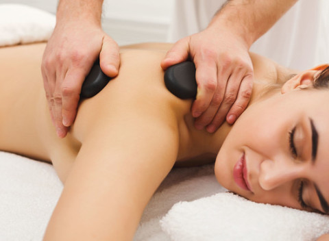 Manuálna lymfodrenáž, masáž lávovými kameňmi alebo bankovanie. Doprajte si poriadny relax!