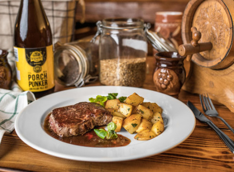 Prehliadka pivovaru WYWAR s degustáciou piva, chutnou večerou a malým dačekom.