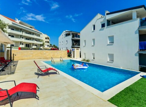 Chorvátsko: Ostrov Pag neďaleko pláže Zrće a 600 m od mora v apartmánoch Royal Pool Apartments **** s bazénom