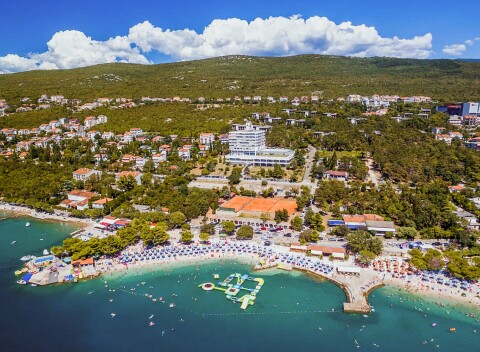 Chorvátsko 250 m od pláže: Malebná Crikvenica v Hoteli Omorika **** s polpenziou + vonkajší bazén neobmedzene