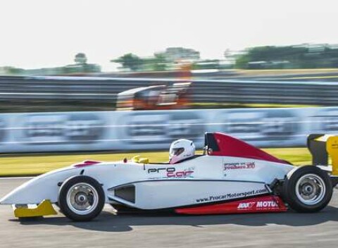 Pilotujte pretekársku formulu na letisku v Žiline: Zapožičanie výstroja a školenie pred jazdou je v cene