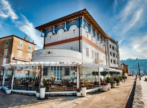 Slovinská riviéra: Dovolenka pri mori a pamiatok v historickom Hoteli Piran **** s raňajkami alebo polpenziou