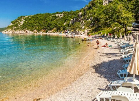 Chorvátsko pri pláži v štýlovom bungalove v Holiday Restorte Kačjak s polpenziou a terasou s výhľadom na more