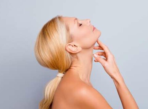 Neinvazívne liftingové ošetrenie pleti s úpravou obočia alebo chemický peeling v salóne Mona