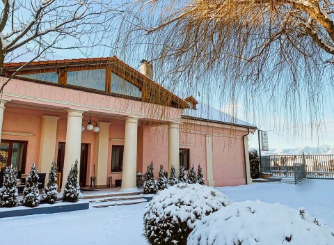 Kaštieľ pri Bešeňovej a aquaparku Happy Village *** s raňajkami a saunou + požičovňa bicyklov a Nordic Walking