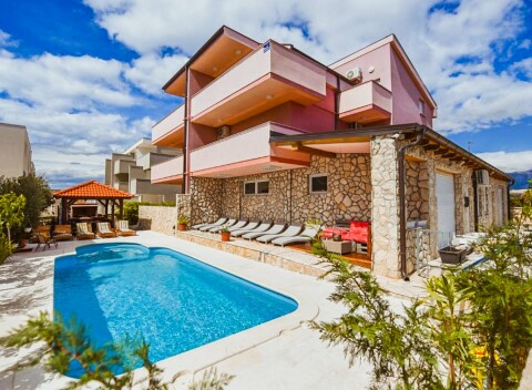 Dovolenka v Chorvátsku len 600 metrov od pláže v apartmánoch Novalja Pool Apartments *** s vonkajším bazénom