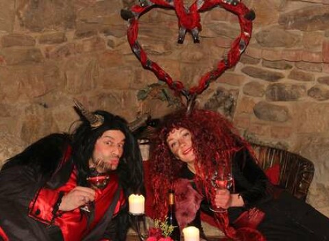 Hriešna romantika pre dvoch v tematických izbách rezortu Kocourkov s wellness, fliaš Čertovína a darčekom pre dámu