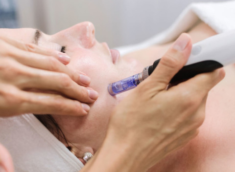 Vráťte sa v čase vďaka ošetreniu! Prístrojová mezoterapia celej tváre.