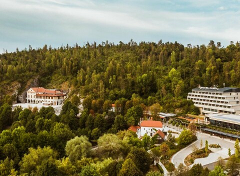 Slovinsko: Pobyt pár krokov od Postojenskej jaskyne v Hoteli Jama **** s raňajkami/polpenziou + zľava na vstup