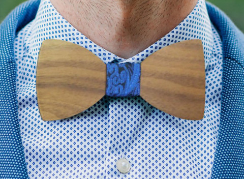 Originálny ručne robený drevený motýlik s vreckovkou do klopne v rovnakej farbe.