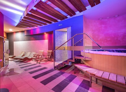 Pobyt pod Tatrami: Hotel Spolcentrum *** s raňajkami alebo polpenziou, wellness s vírivkou a saunami + bowling