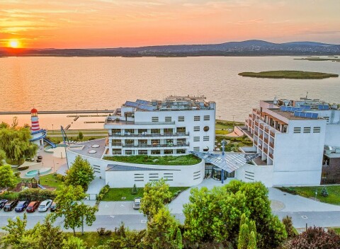 Maďarsko pri jazere Velence vo Vital Hoteli Nautis ****+ s dvojposchodovým wellness, polpenziou a programom